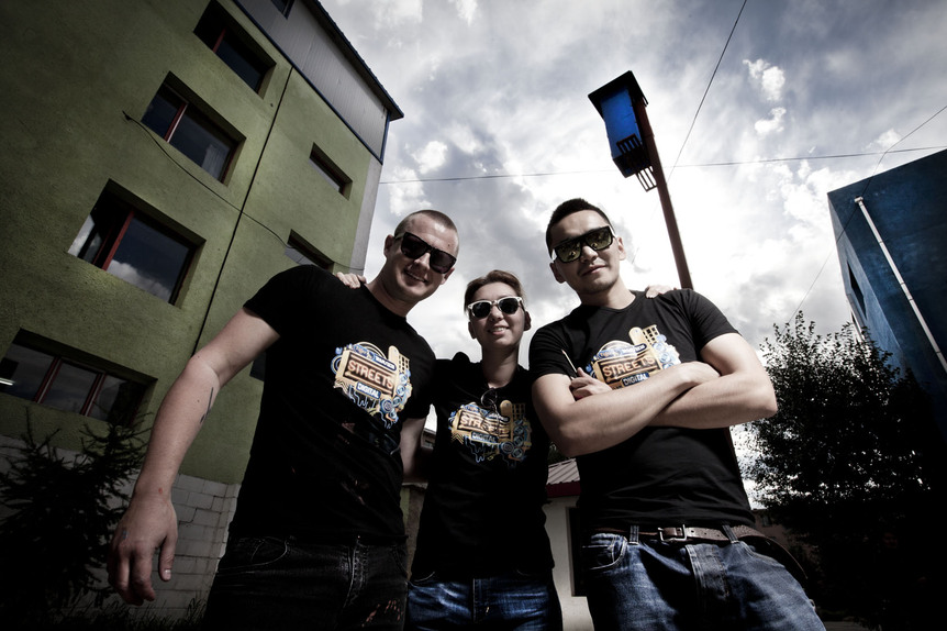 Australian artist Matt Stewart and Mongolian artists Temuulen and Soniya, at the Dund Gol art space in Ulaanbaatar. Photo by Dylan Maddux. Courtesy Tiger Translate / Asia Pacific Breweries.