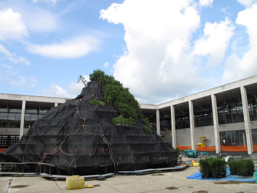 The Echigo-Tsumari Satoyama Museum of Contemporary  Art, KINARE serves as a gateway to the Echigo-Tsumari Art Field, where the Triennale is staged.
At the central atrium, CAI GUO-QIANG’s Penglai/Hōrai (2015) is being   constructed. The eponymous mountain exists both in Chinese and Japanese myths as very different fairylands. All photos courtesy Angela Lam.