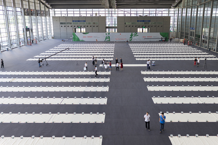 Preparations for GU WENDA’s A Story of Qinglu Shanshui (2016) at the Shenzhen Convention and Exhibition Center. Courtesy Gu Wenda Studio.