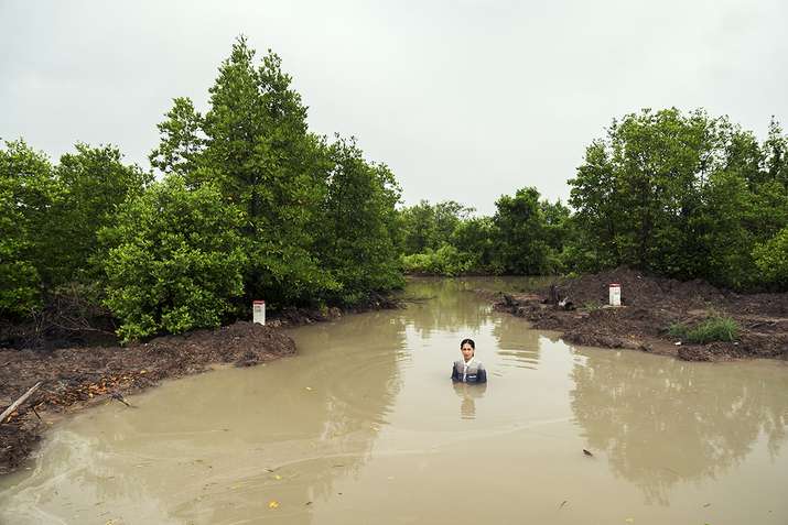 OH SOON-HWA, A Shrimp Catcher in the Mangrove Swamp, 2017, digital inkjet color print on photographic paper, 80 × 120 cm. Courtesy the artist and The Private Museum, Singapore.