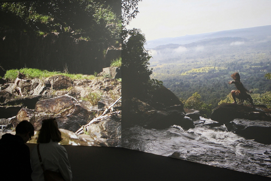 In Naturkundemuseum im Ottoneum, KHVAY SAMNANG’s three-channel video Preah Kunlong (2017) depicts members of the indigenous Chong people living in the southwestern Cambodian province of Koh Kong.