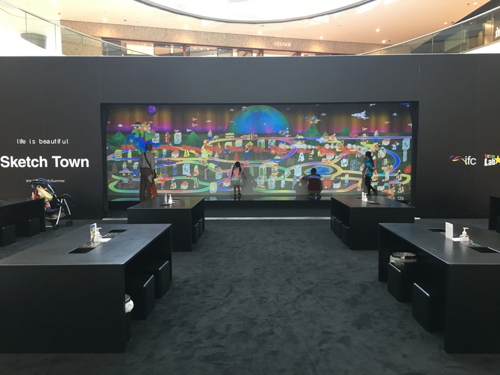 Sketch Town (2014– ) by TEAMLAB is installed at Hong Kong’s IFC Mall. All photos by Zoe Tsang for ArtAsiaPacific.