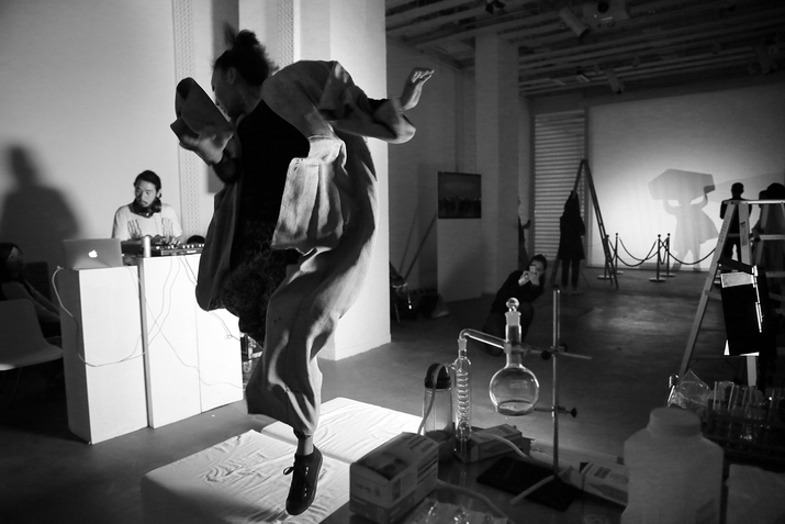 ENOCH CHENG and FU KUEN TANG, GlabSpheellanoid, 2016, dance performance at Connecting Space, Hong Kong, 2016. Courtesy the artists.