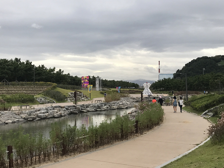 Artworks are not only stationed on the beach, but also in the neighboring Dadaepo Beach Park, whose paths meander through streams and greenery before leading visitors to the seaside.