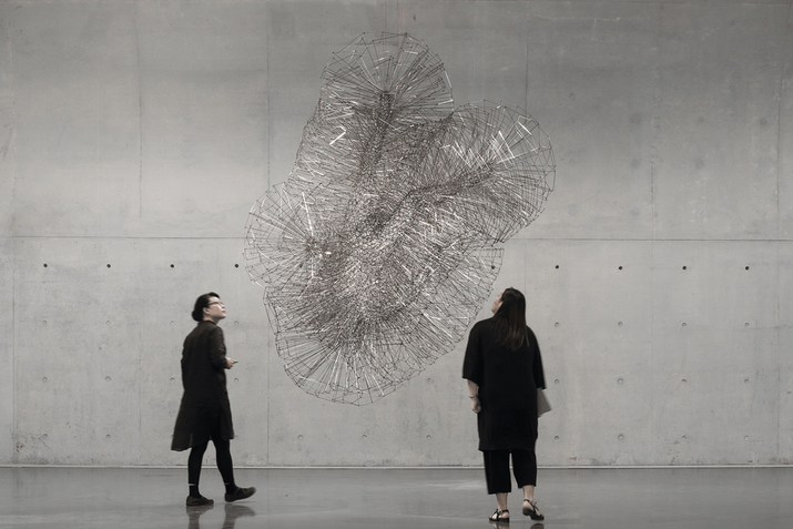 ANTONY GORMLEY, Freefall III, 2008, 2 mm square section stainless steel bar, 270 × 197 × 170 cm. Courtesy Antony Gormley Studio, London; and Long Museum, Shanghai.