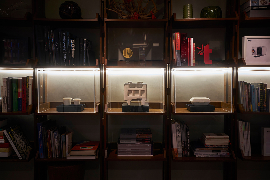 Installation view of JAMES CARL‘s “Takeouts” series (1995- ), marble, dimensions variable, courtesy the artist; and AN TE LIU’s Brutalist Rice Cooker (2013), slip cast stoneware with overglaze pigmentation, 20 × 19 × 20 cm. Courtesy Yvonne and David Fleck.