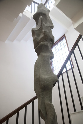 ALWAR BALASUBRAMANIAM, Nothing to Fall (detail), 2016–17, cement and fiberglass, 574 × 58 × 38 cm.