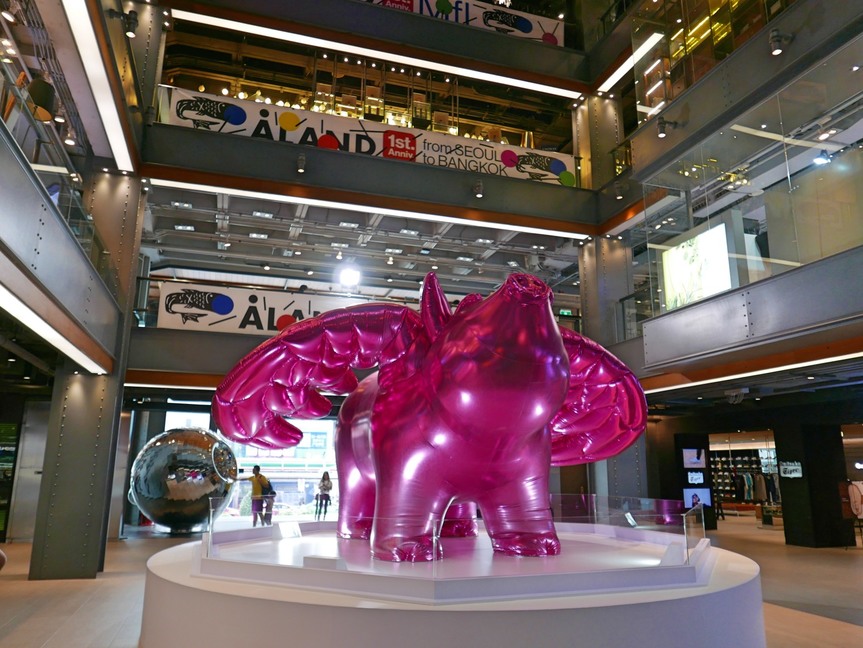 CHOI JEONG-HWA’s Love Me Pink Pig (2016), an inflatable sculpture inside the Siam Center shopping mall.