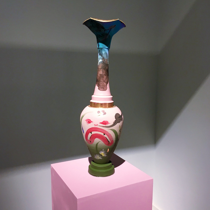 ALEX ANDERSON, Untitled Vessel, 2017, stoneware and porcelain with gold luster on wood pedestal, 61 × 17.7 × 17.7 cm. Courtesy Wing Luke Museum of the Asian Pacific American Experience, Seattle.