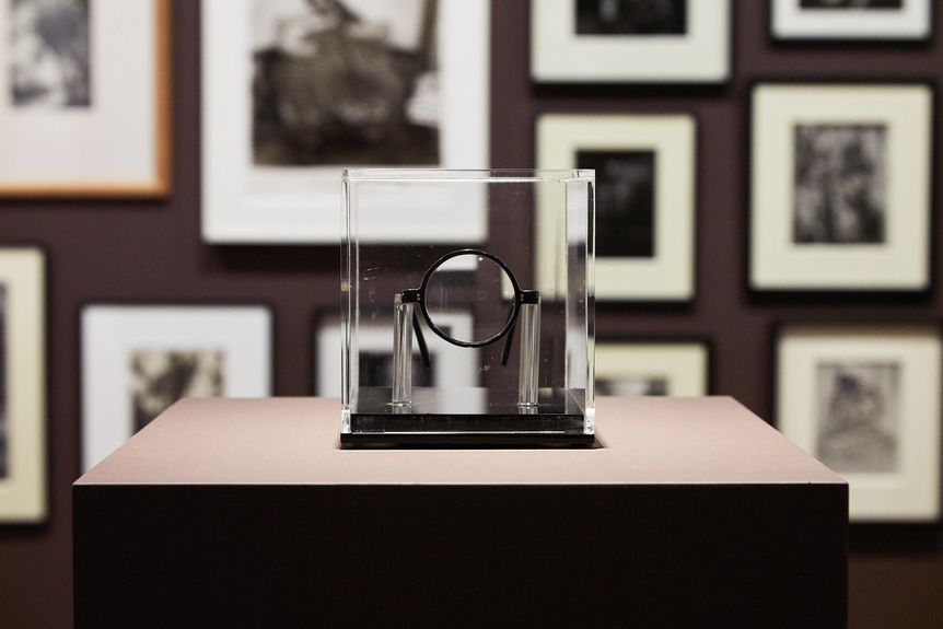 Installation view of (foreground) MARCEL MARIËN’s The Elusive, 1937, glass and Bakelite, object: 4.8 × 7 × 11.4 cm, case: 14.3 × 13 × 17.8 cm, at “The Sylvio Perlstein Collection. A Luta Continua,” Hauser & Wirth, Hong Kong, 2019. Photo by LCK Studios. Courtesy Sylvio Perlstein and Hauser & Wirth, Hong Kong / London / Somerset / New York / Los Angeles / Zurich / St. Moritz / Gstaad.