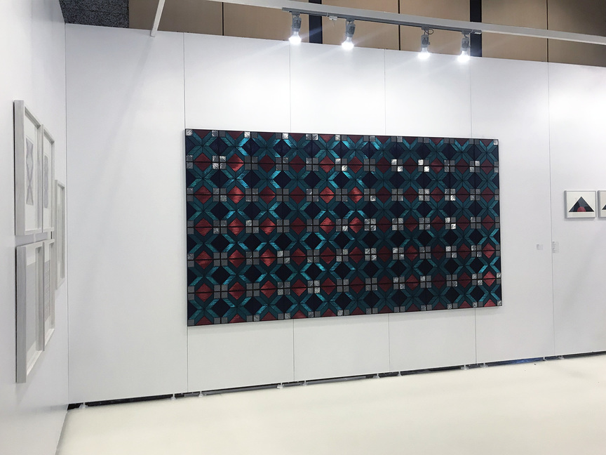 A fixture of Istanbul’s art scene for 21 years, Pi Artworks (Istanbul / London) brought a mixed-media piece by local artist GÜLAY SEMERCIOĞLU. Titled Mediterranean (2019), the work is inspired by Izmir tilework and Seljuk motifs.