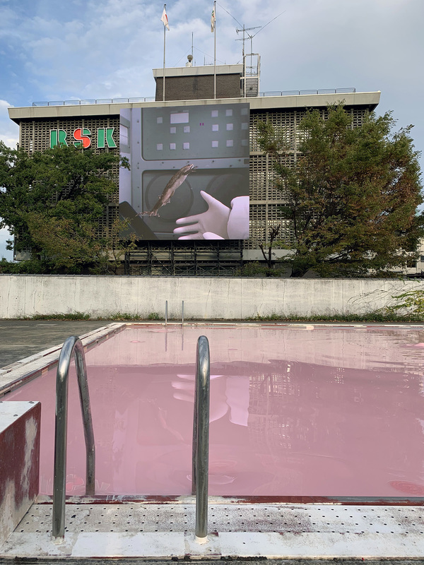 On the exterior wall of the RSK Sanyo Broadcasting Building, JOHN GERRARD’s simulated video X. laevis (Spacelab) (2017) showed a frog leaping in midair in a space lab, referencing scientist Luigi Galvani’s 1792 discovery of the relationship between electricity and the nervous system.