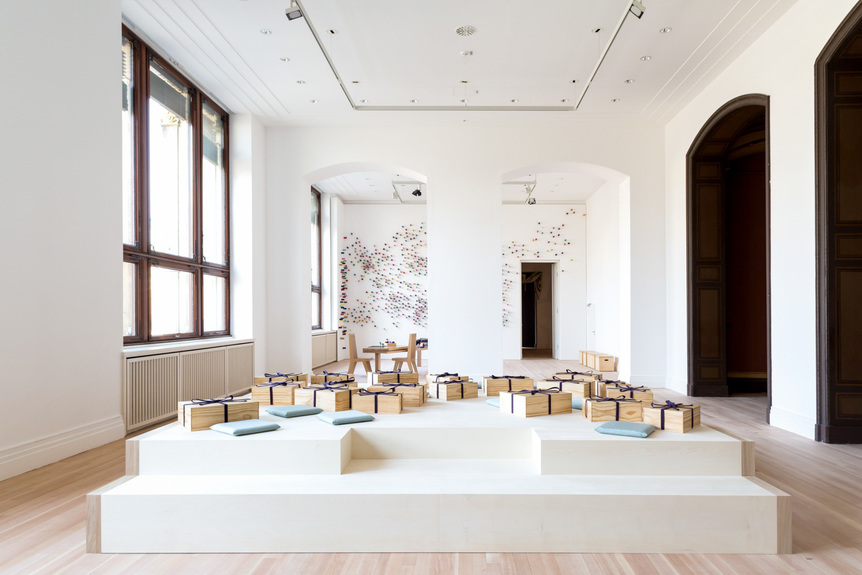 Installation view of LEE MINGWEI’s Fabric of Memory, 2006/20, wooden platform, wooden boxes, fabric items, 485 × 485 × 65 cm, at “禮 Li, Gifts and Rituals,” Gropius Bau, Berlin, 2020. Photo by Laura Fiorio. Courtesy Gropius Bau.