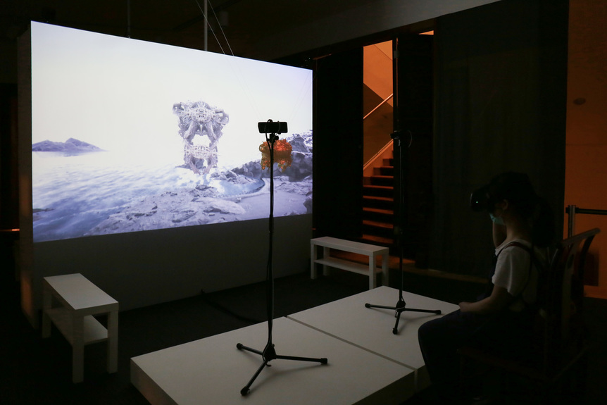 Installation view of TOBIAS KLEIN’s Augmented Landscape, 2020, computers, VR headsets, nylon (white), 3D print (Selective Laser Sintering SLS), mini projectors, projectors, 240 × 300 × 600 cm, at “Metamorphosis or Confrontation,” University Museum and Art Gallery, The University of Hong Kong, 2020.